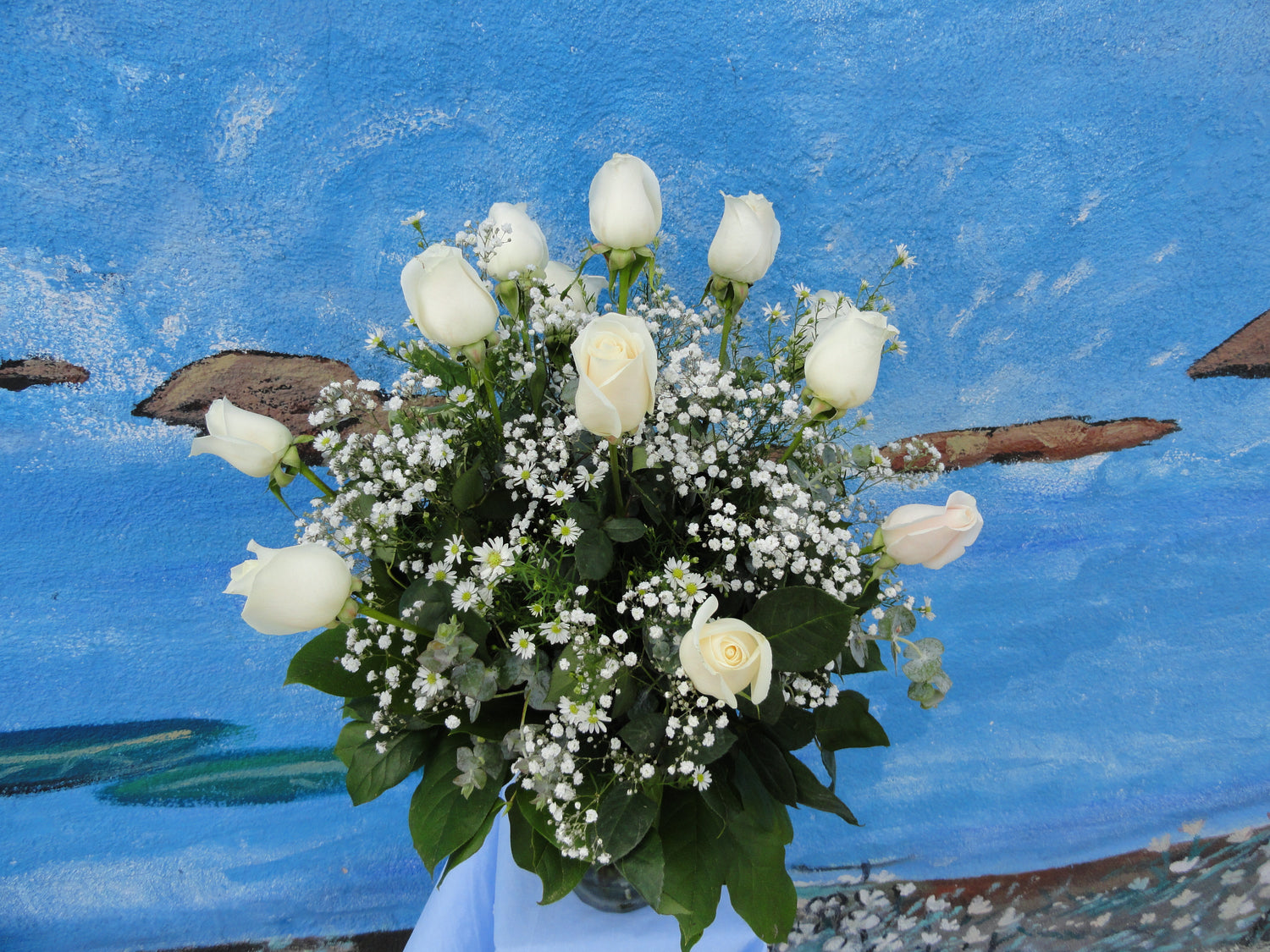 1 Dozen White Roses in Vase (R003)